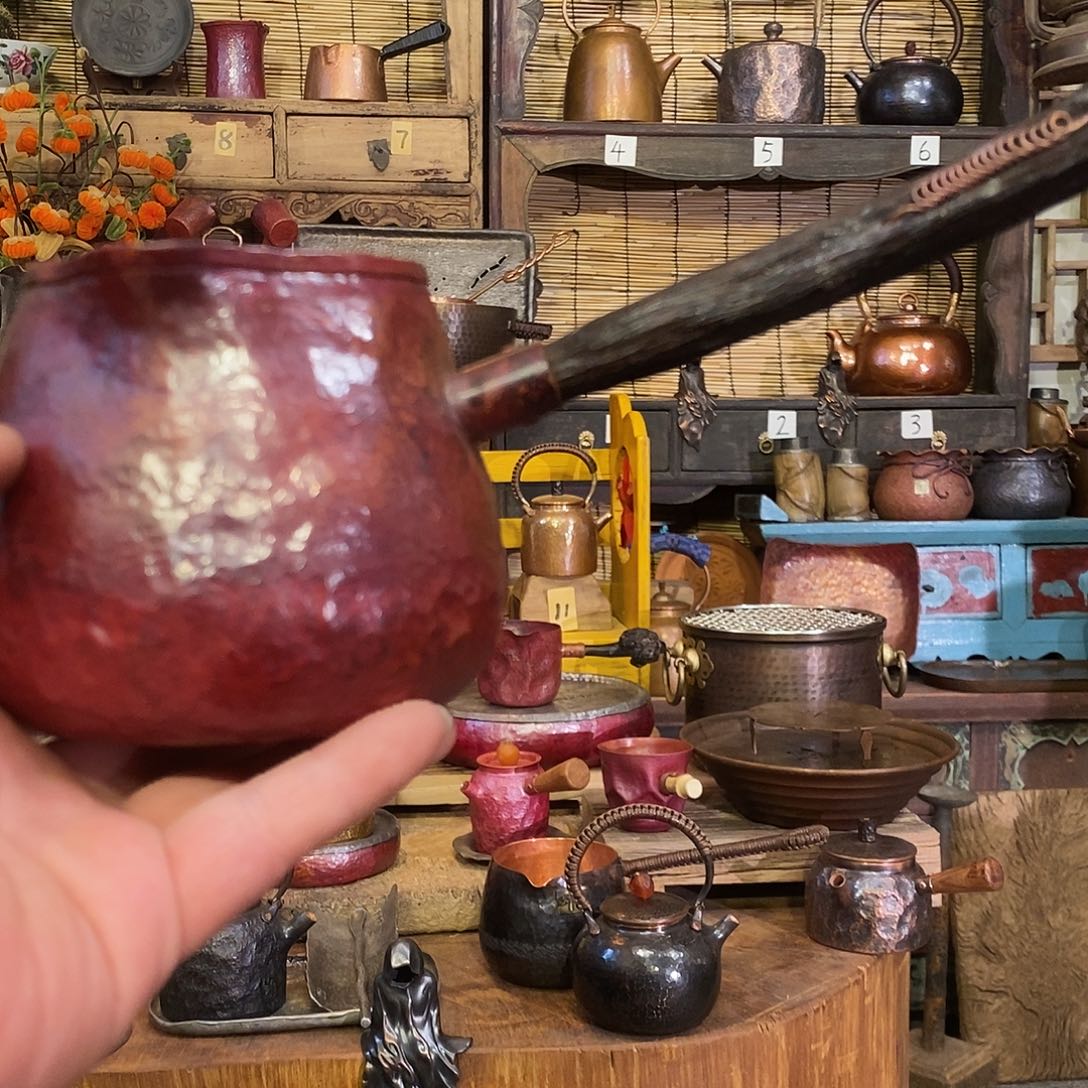 小***杨今语择物 侧把红罐罐