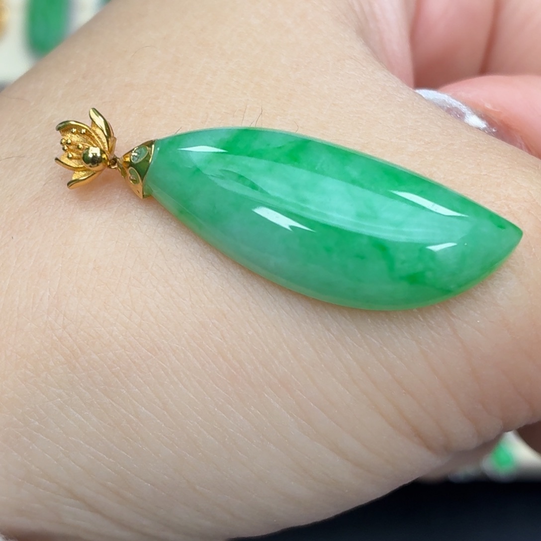 翡翠18K金镶嵌颈饰