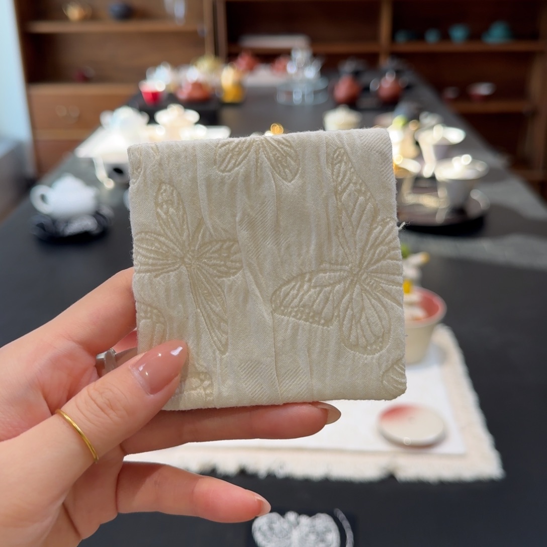 白色蝴蝶小方巾巾