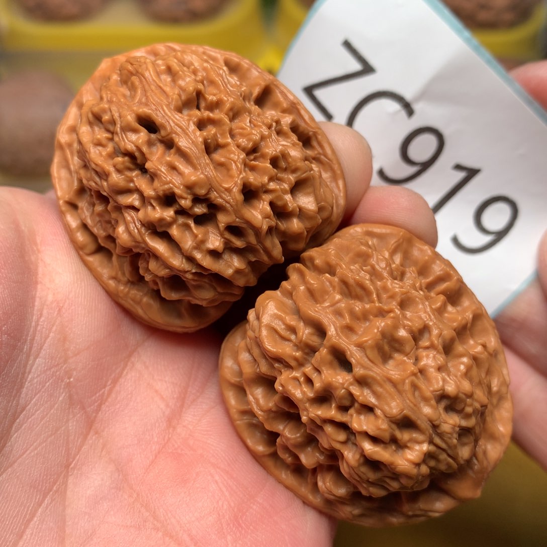 文玩核桃把件红皮炮弹南疆石39