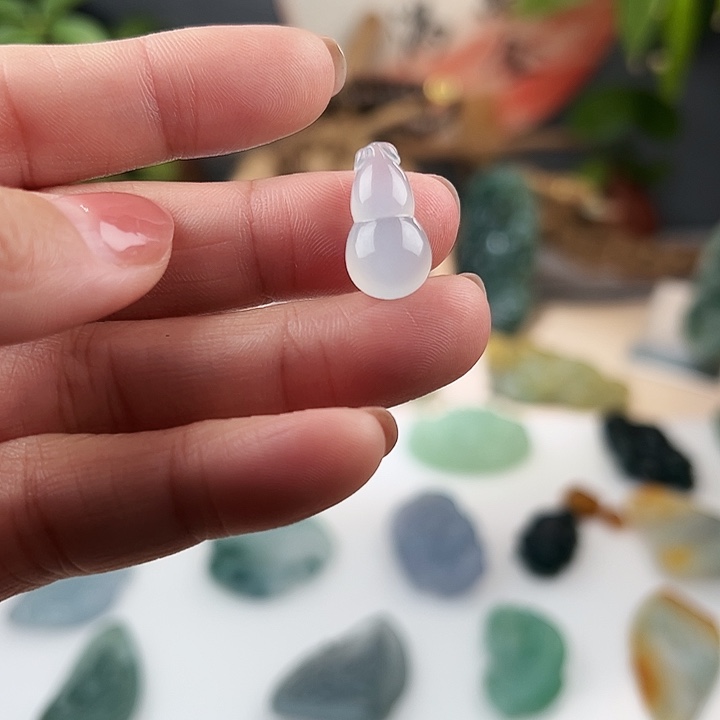 翡翠未镶嵌颈饰葫芦