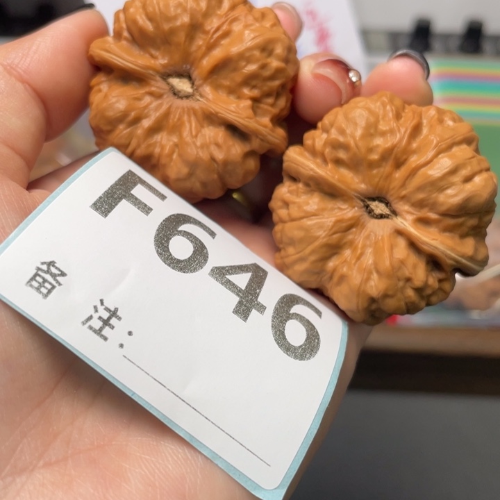 文玩核桃把件精配噶哒蛙42 42 33