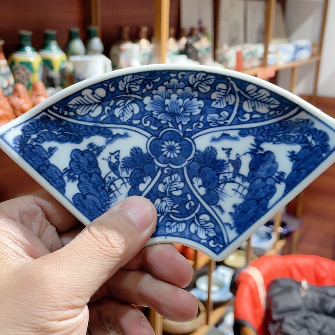 暗刻高山底款满内绘釉下青花扇形杯垫