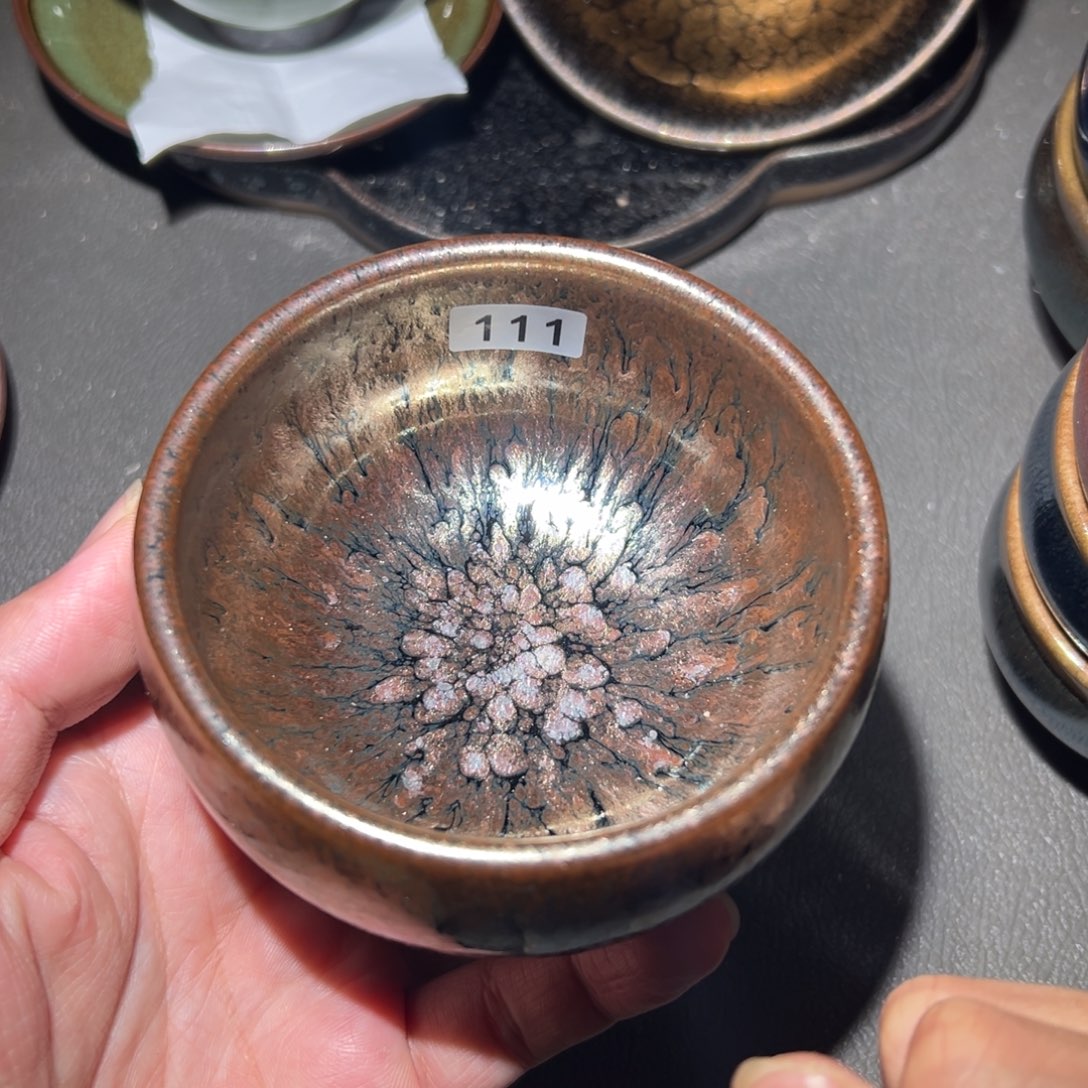 茶盏这个点就困着看电视啦