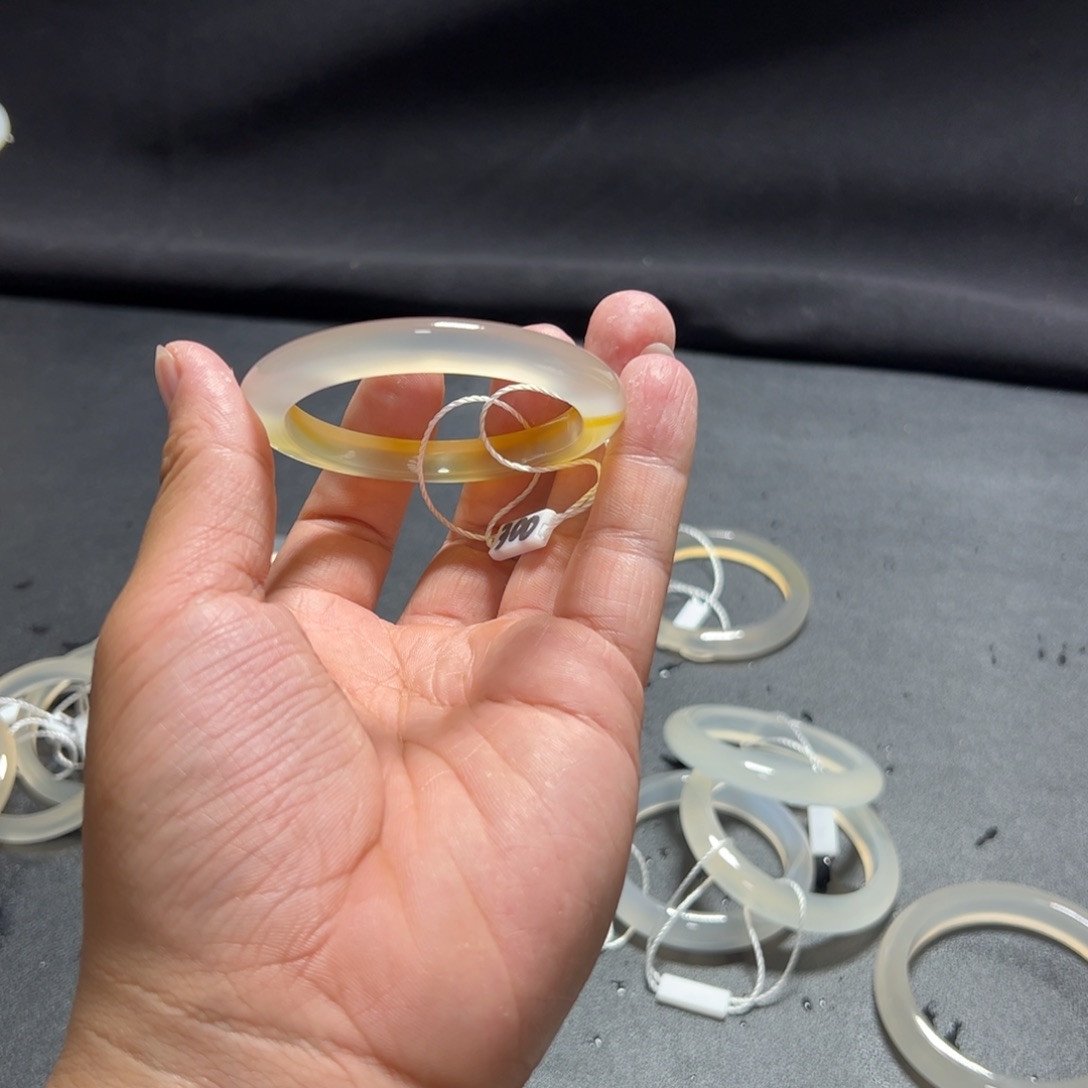 玛瑙/玉髓手镯未镶嵌太*