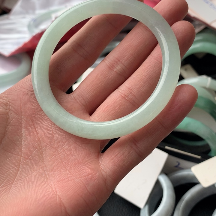 翡翠手镯未镶嵌翡翠手镯