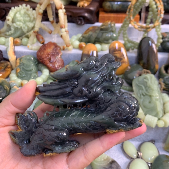 未镶嵌岫岩河磨玉（透闪石质玉）把件