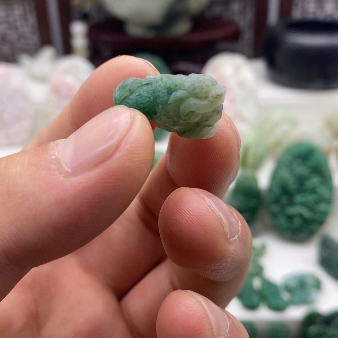 独山玉未镶嵌颈饰