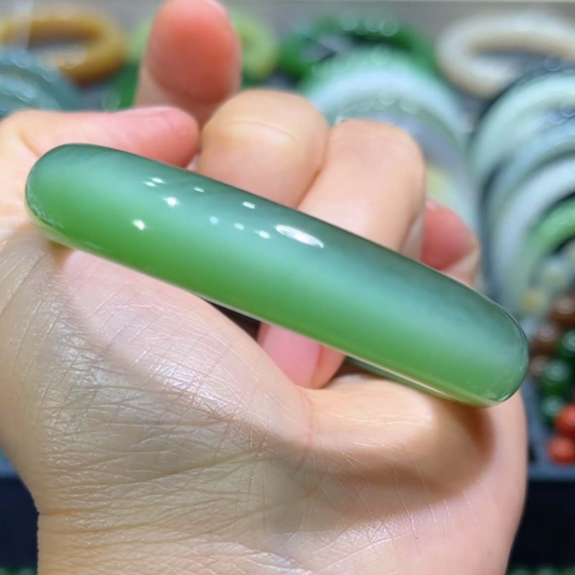收藏级！和田玉俄料碧玉一线天闪电猫绿猫眼手镯49-50-51圈口
