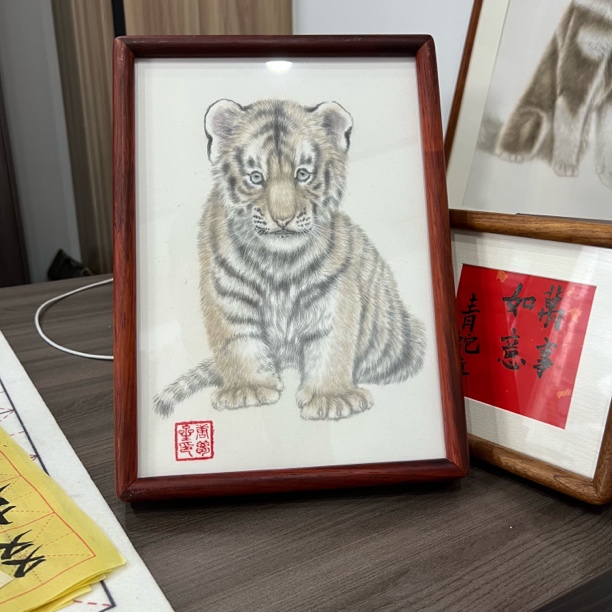 《萌虎初仪》工笔小虎 A4实木摆台手绘原稿国画