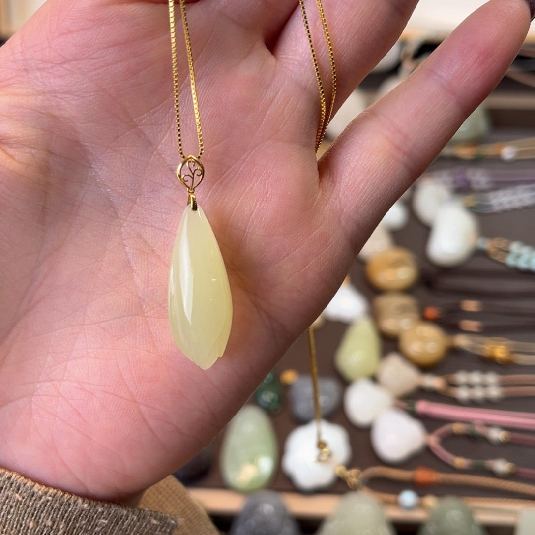 和田玉颈饰18K金镶嵌黄口玉兰花