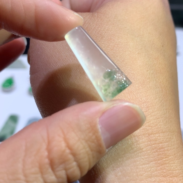 翡翠颈饰未镶嵌无事牌