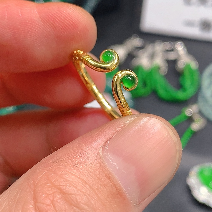 翡翠手链未镶嵌。。。