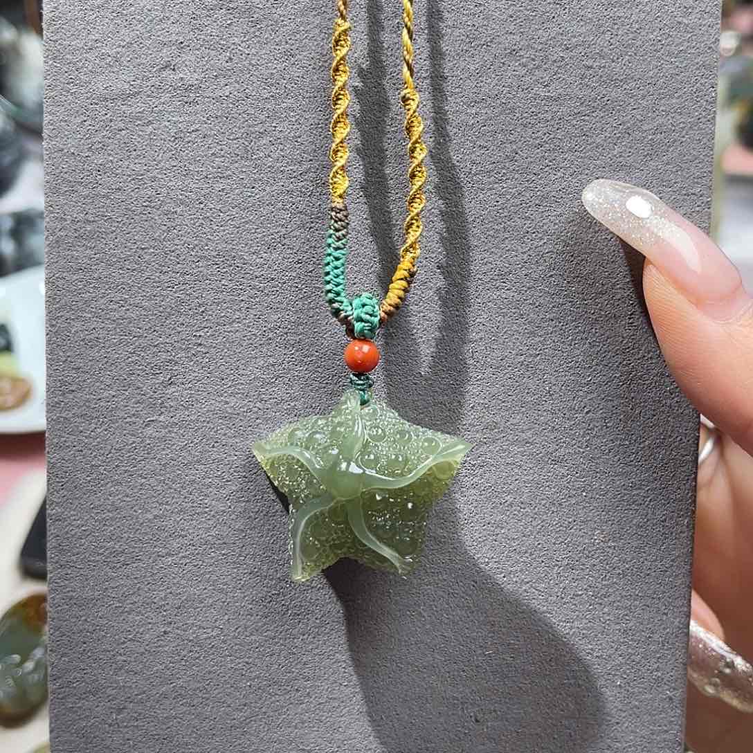 和田玉未镶嵌颈饰看有星星