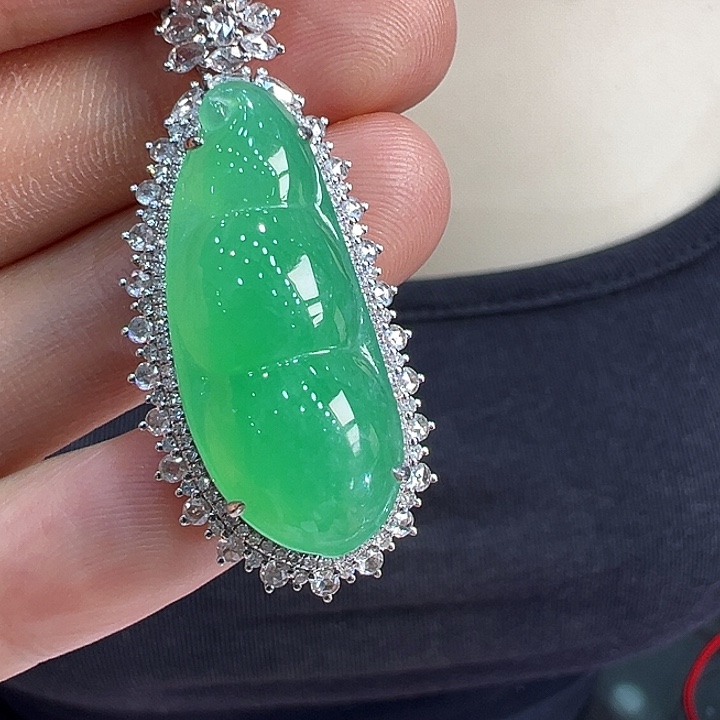 翡翠18K金镶嵌颈饰吊坠