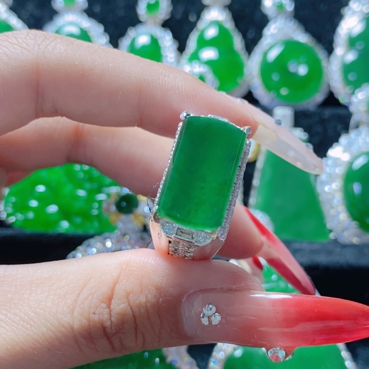 翡翠颈饰未镶嵌            