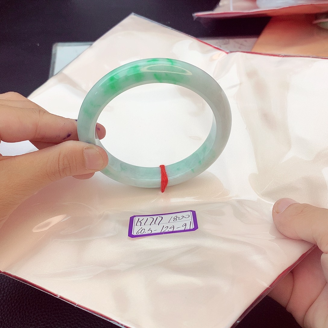 翡翠手镯未镶嵌翡翠