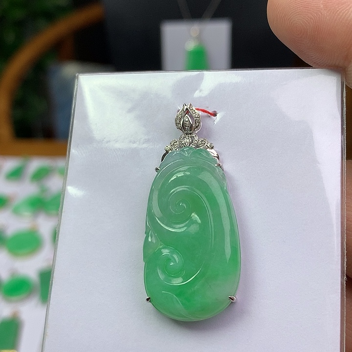 翡翠18K金镶嵌颈饰