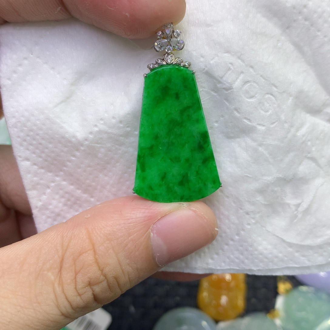 颈饰18K金镶嵌翡翠