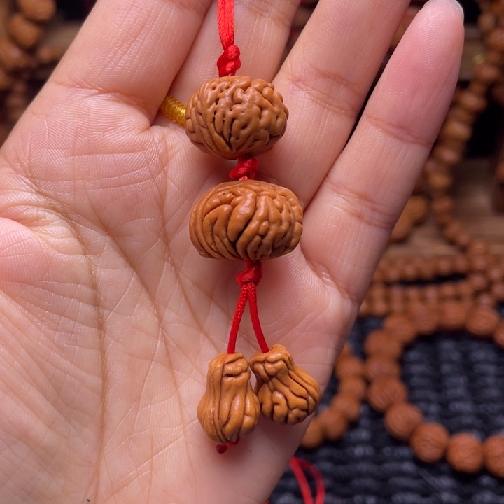 木质类龙纹桃枭挂件