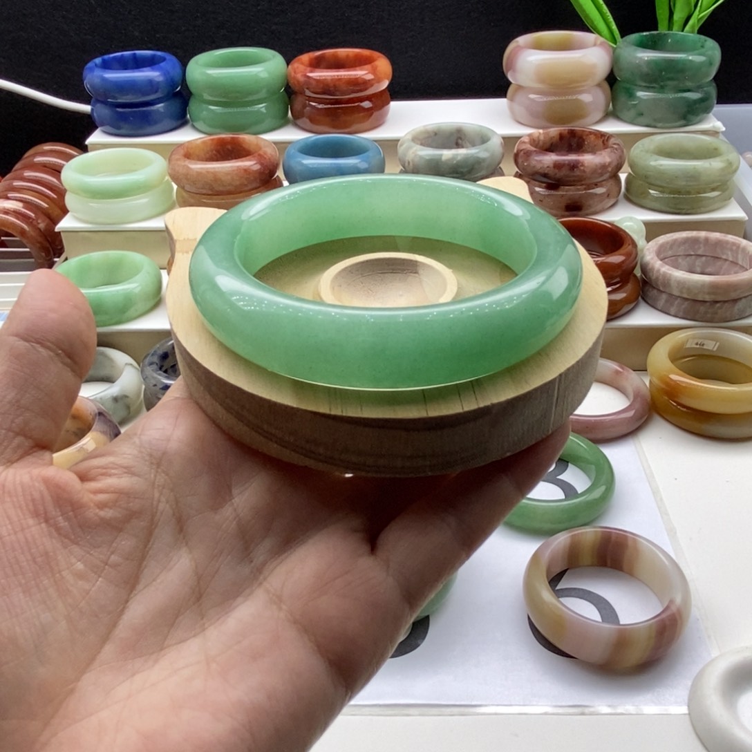 石英岩玉未镶嵌手镯