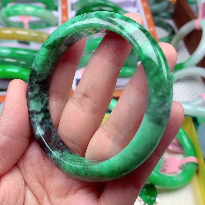 翡翠手镯未镶嵌翡翠