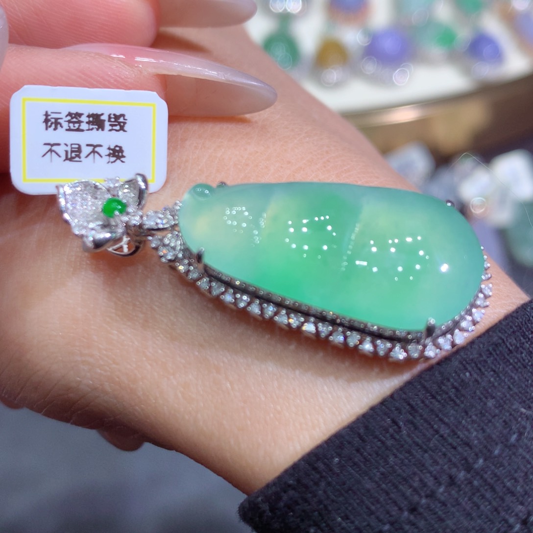 翡翠吊坠(赠链)18K金镶嵌