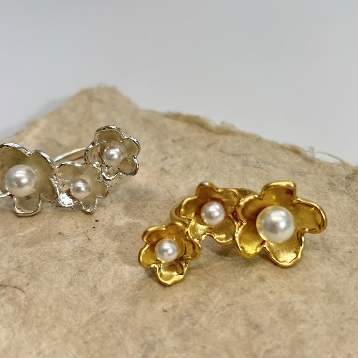 铜合金仿珍珠戒指 07845法式高级磨砂质感三个花朵白珠戒指