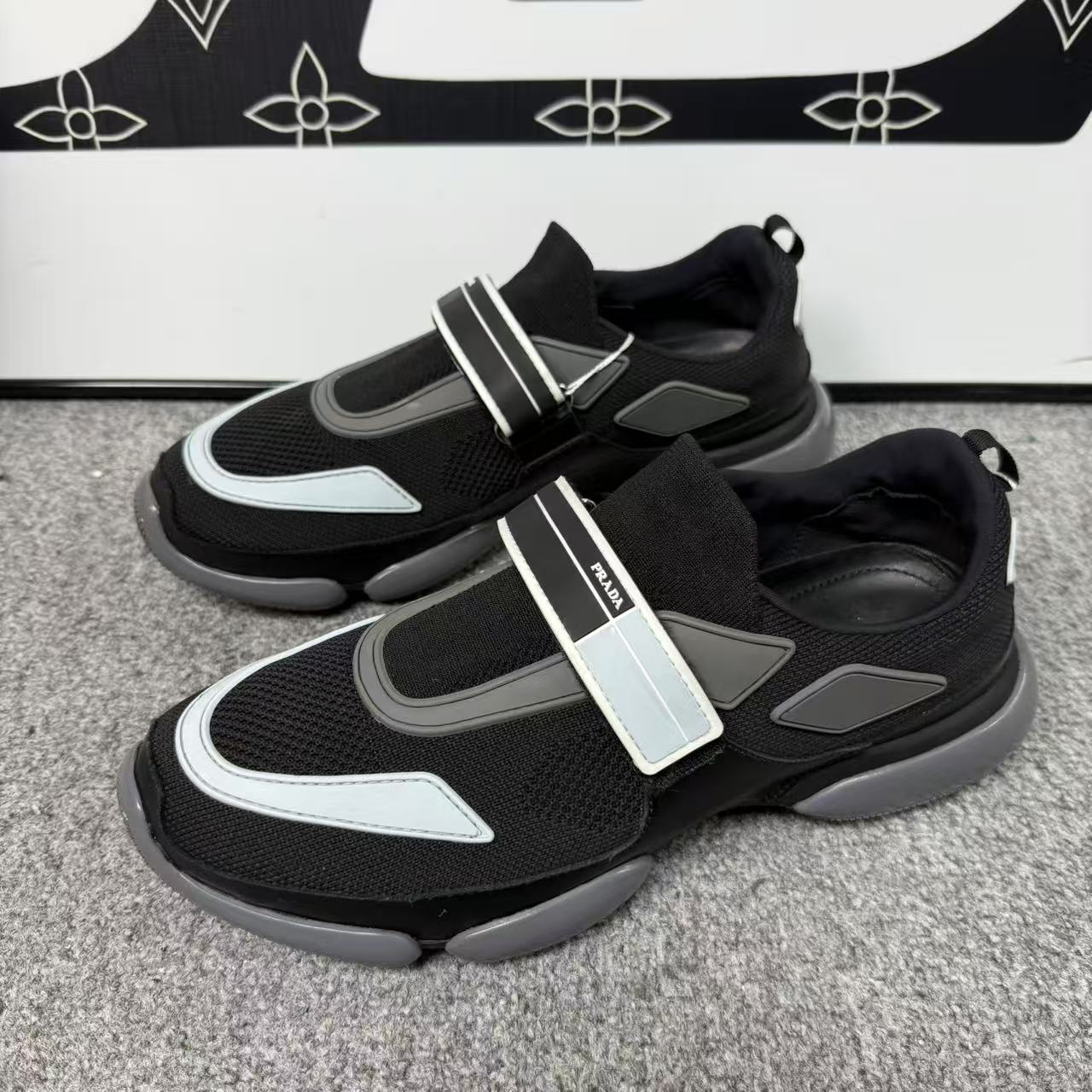 95新 Prada/普拉达 男士黑蓝网面魔术贴云朵运动鞋41欧码 ddm3282