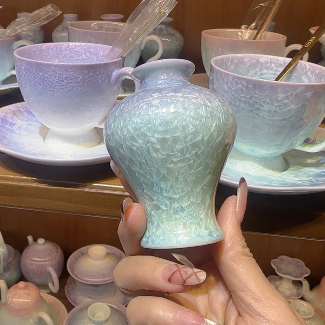 茶杯的设计非常独特又精致呢感觉