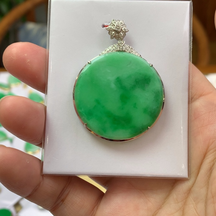 翡翠颈饰18K金镶嵌翡翠吊坠