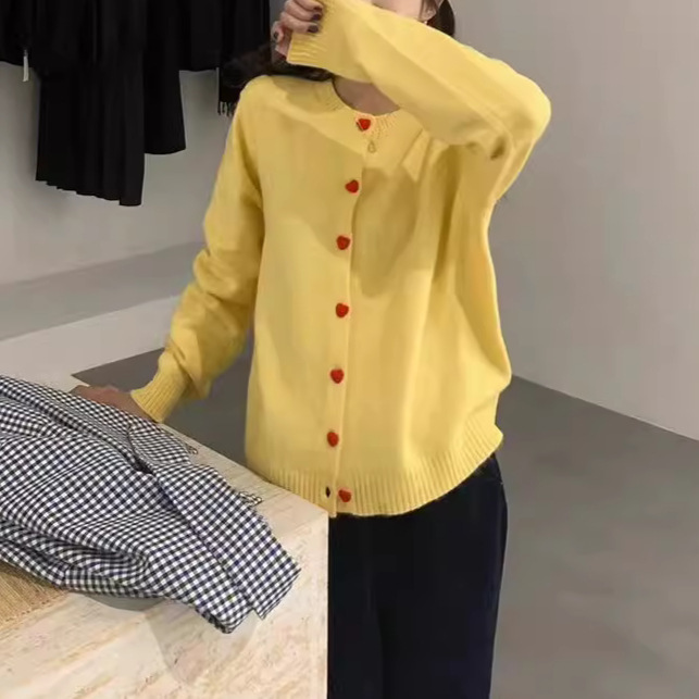 学院风复古高级感针织开衫女装秋季新款小众设计爱心纽扣毛衣外套