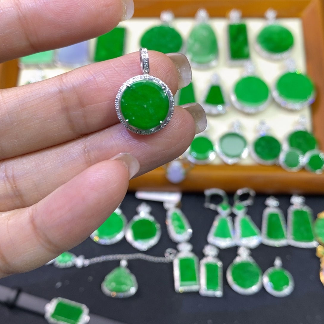 翡翠吊坠(不含链)18K金镶嵌吊坠