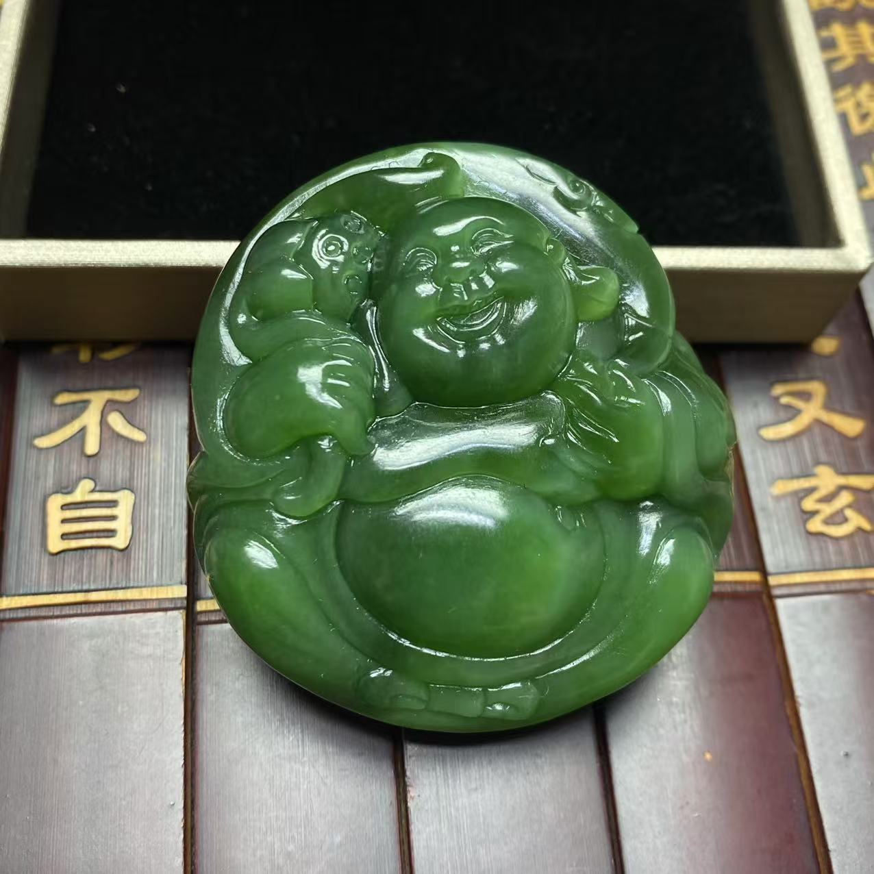 【迈越珠宝】天然和田玉碧玉辣绿色逍遥佛吊坠精美如意佛公吊坠