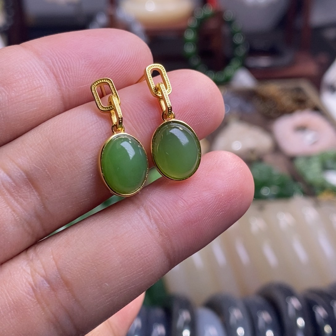 和田玉精品碧玉阳绿老矿料蛋面耳环未镶嵌