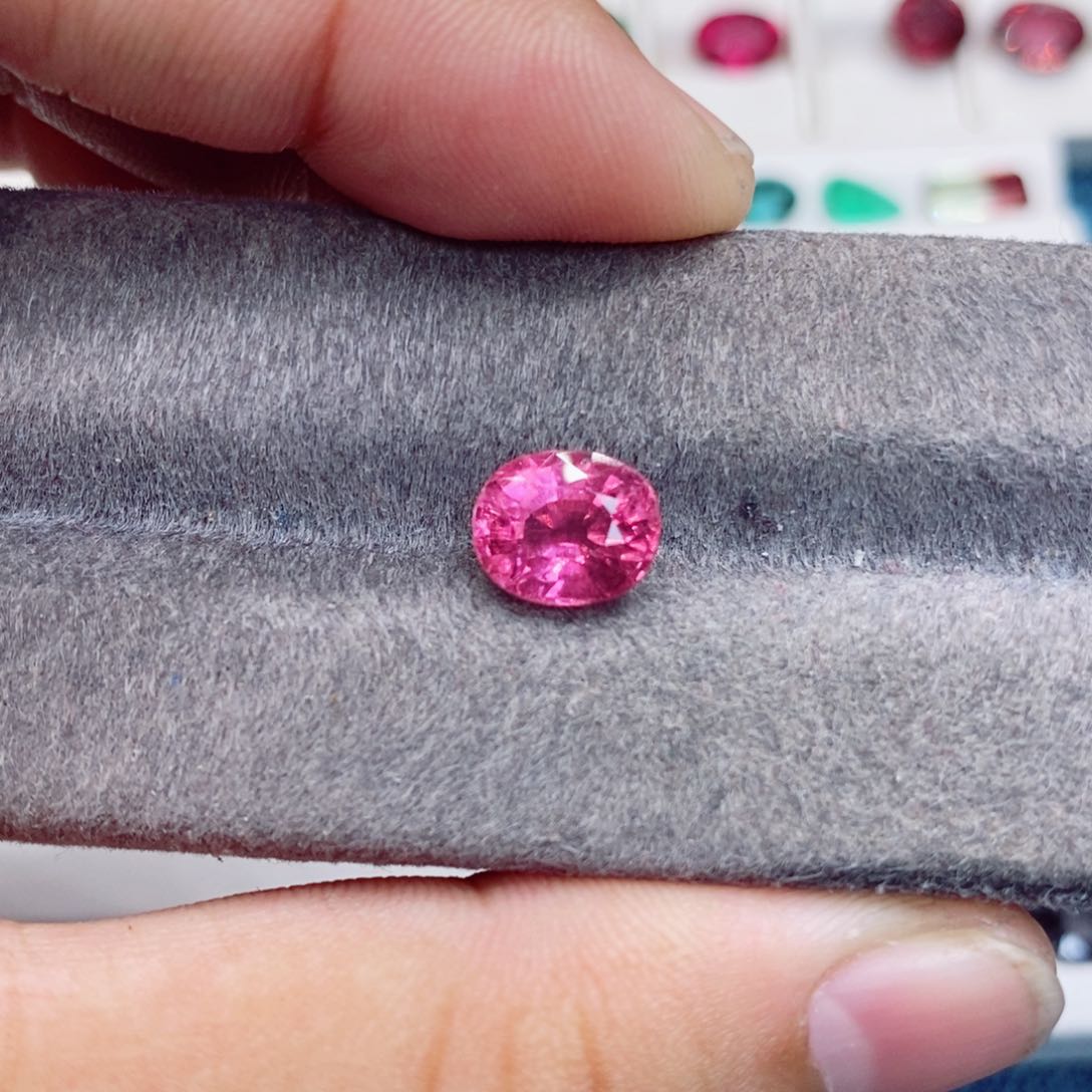 碧玺裸石未镶嵌卢比来2.6克拉