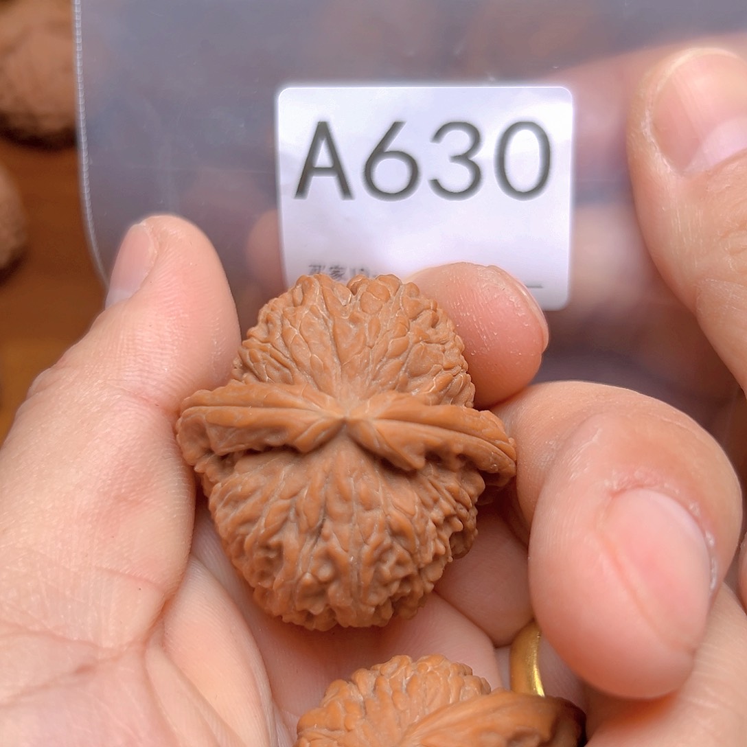 文玩核桃吊坠39白狮子