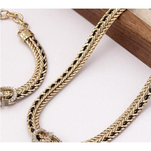 合金项链 1152小香风字母猪鼻子颈链25年新款镶钻金属皮绳项链