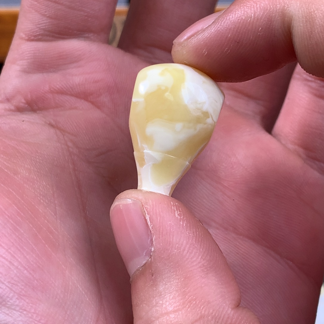 琥珀裸石未镶嵌三通