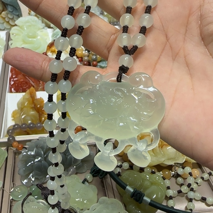 蛇纹石玉吊坠未镶嵌