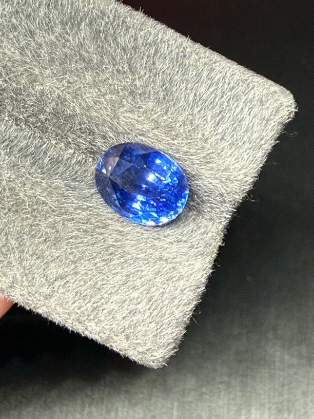 斯里兰卡天然皇家蓝蓝宝石4.05ct吉尔德vb切全净满火彩大台面