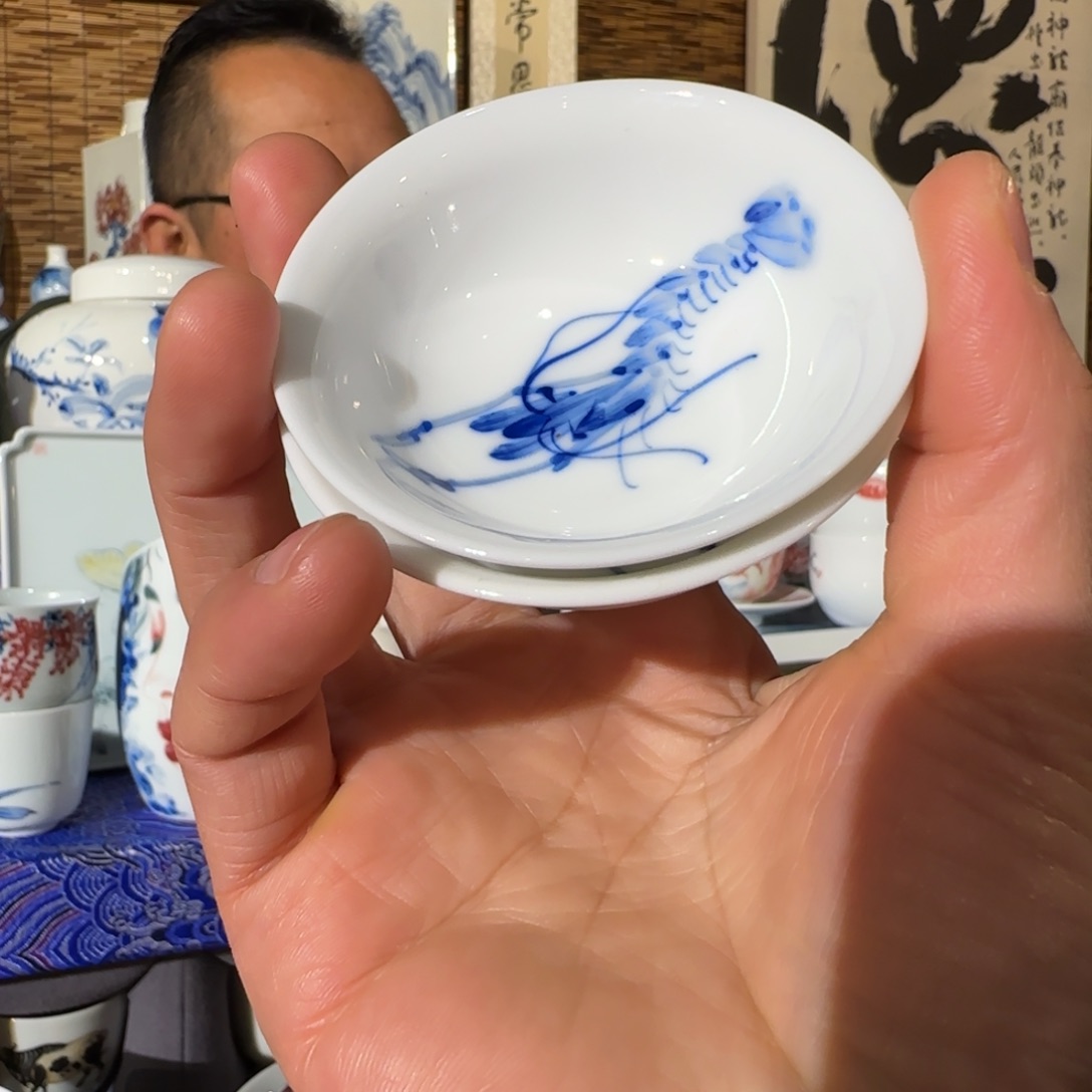 瓷手绘青花虾趣杯两个