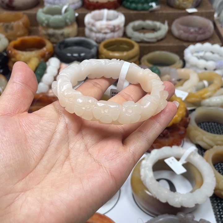 小****石英岩玉手镯未镶嵌