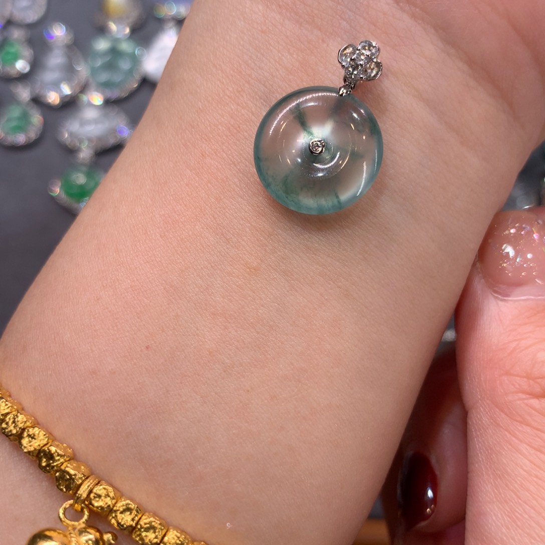 翡翠颈饰18K金镶嵌啊***食吊坠