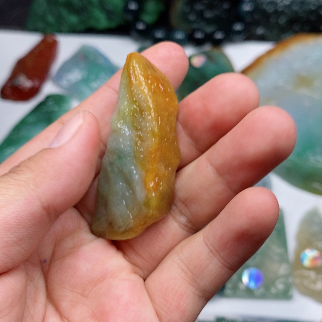 翡翠未镶嵌颈饰黄翡