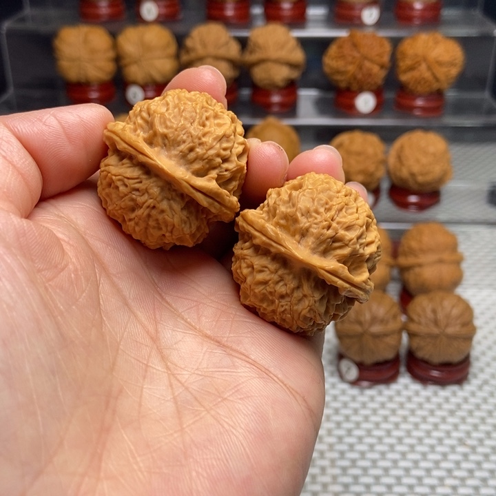 文玩核桃把件5珊瑚纹绣球