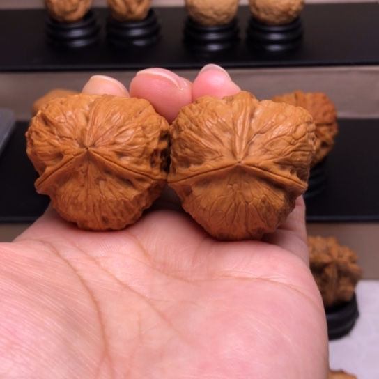 文玩核桃把件玉面三楞46