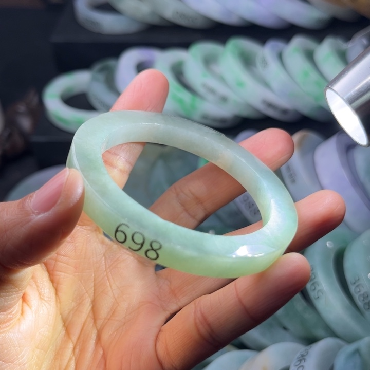 定制翡翠未镶嵌手镯