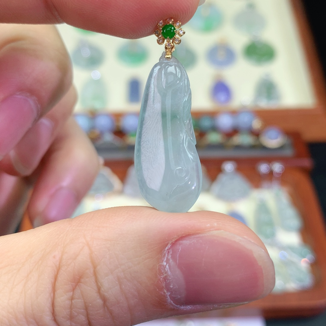 翡翠颈饰18K金镶嵌天然a货翡翠吊坠