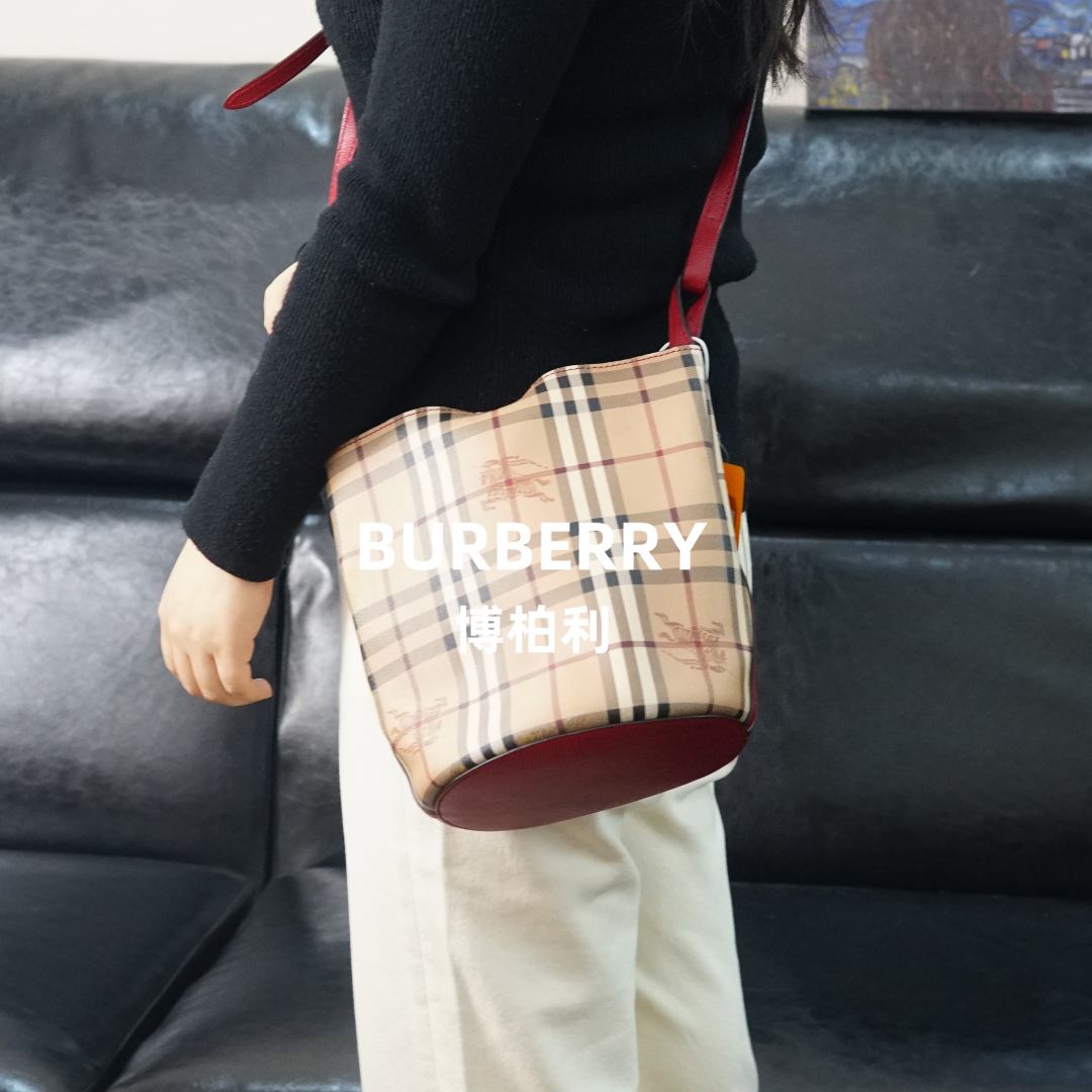 95新 BURBERRY/博柏利 巴宝莉/格纹水桶包/F5WJ11607051/7051